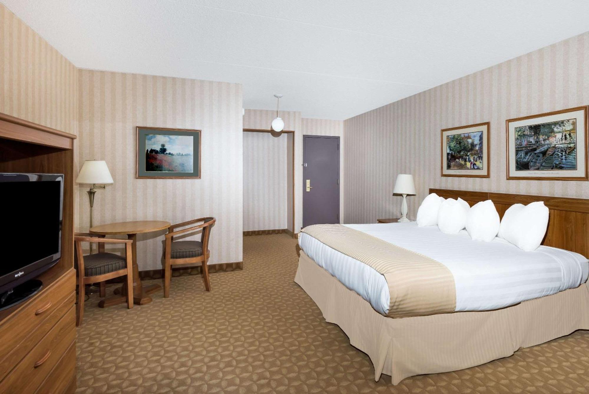 1 King Bed Studio Suite Non-Smoking