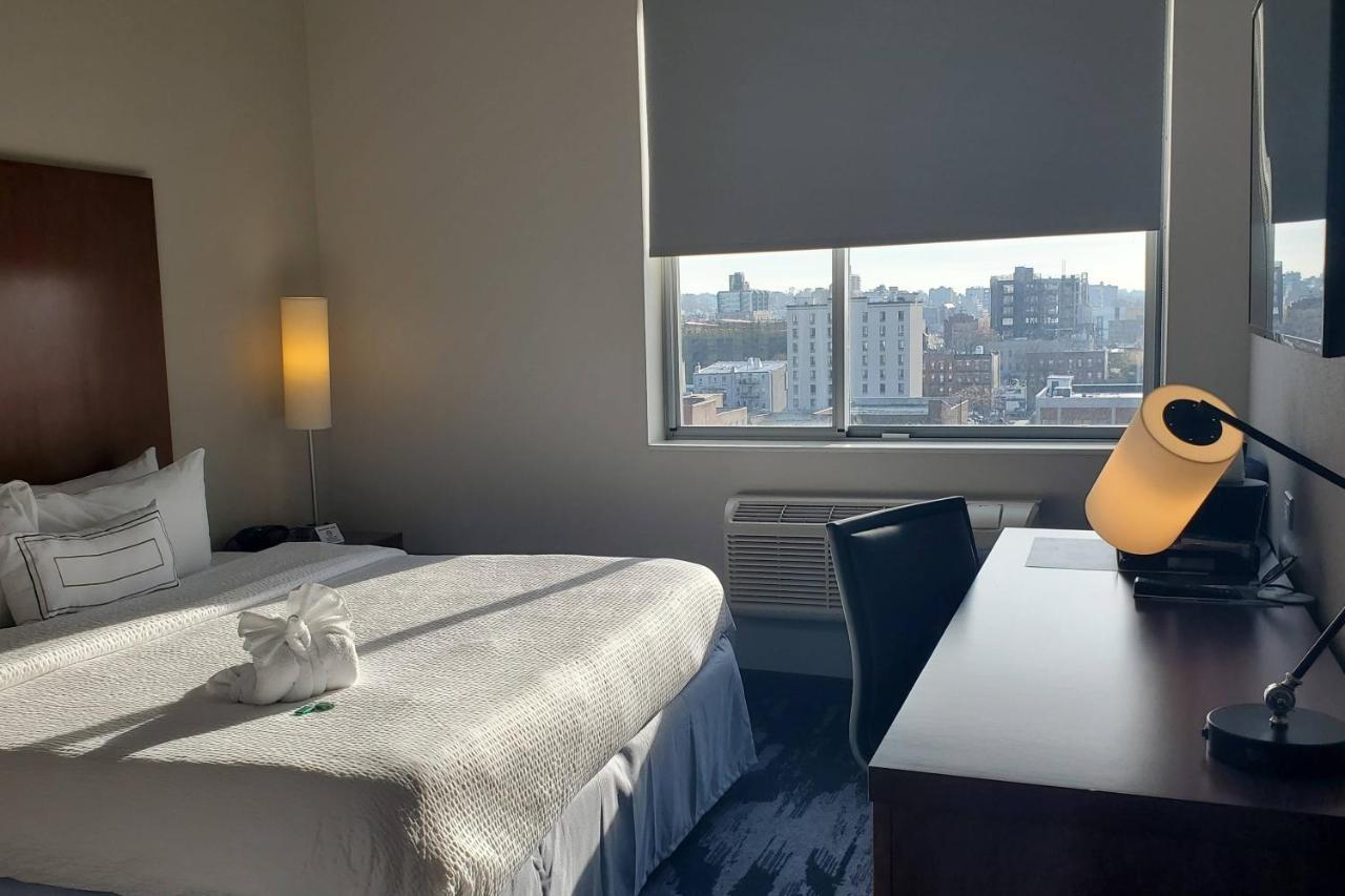 King Room Bathtub Mobility Access or Hearing Accessible