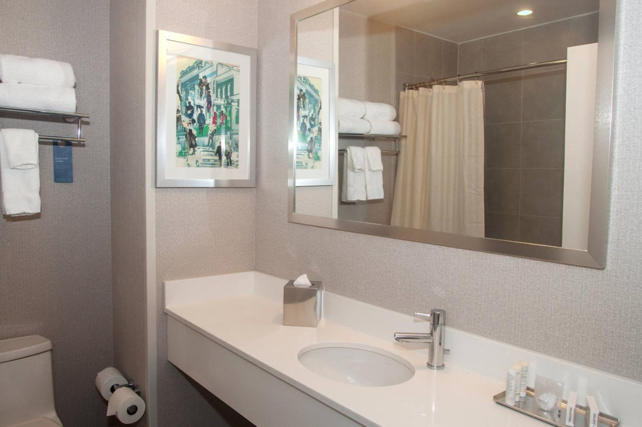 King Room Bathtub Mobility Access or Hearing Accessible