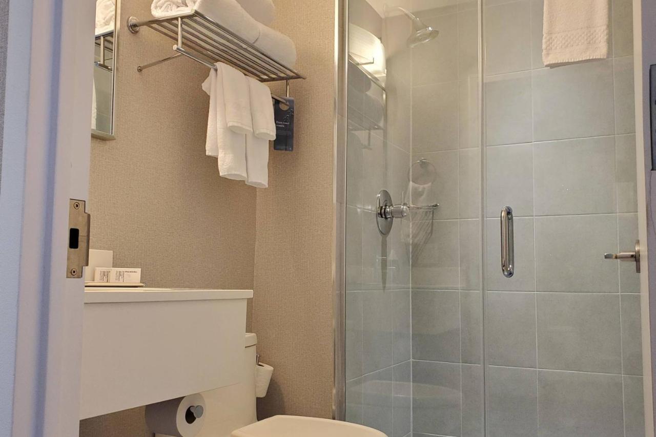 King Room Bathtub Mobility Access or Hearing Accessible