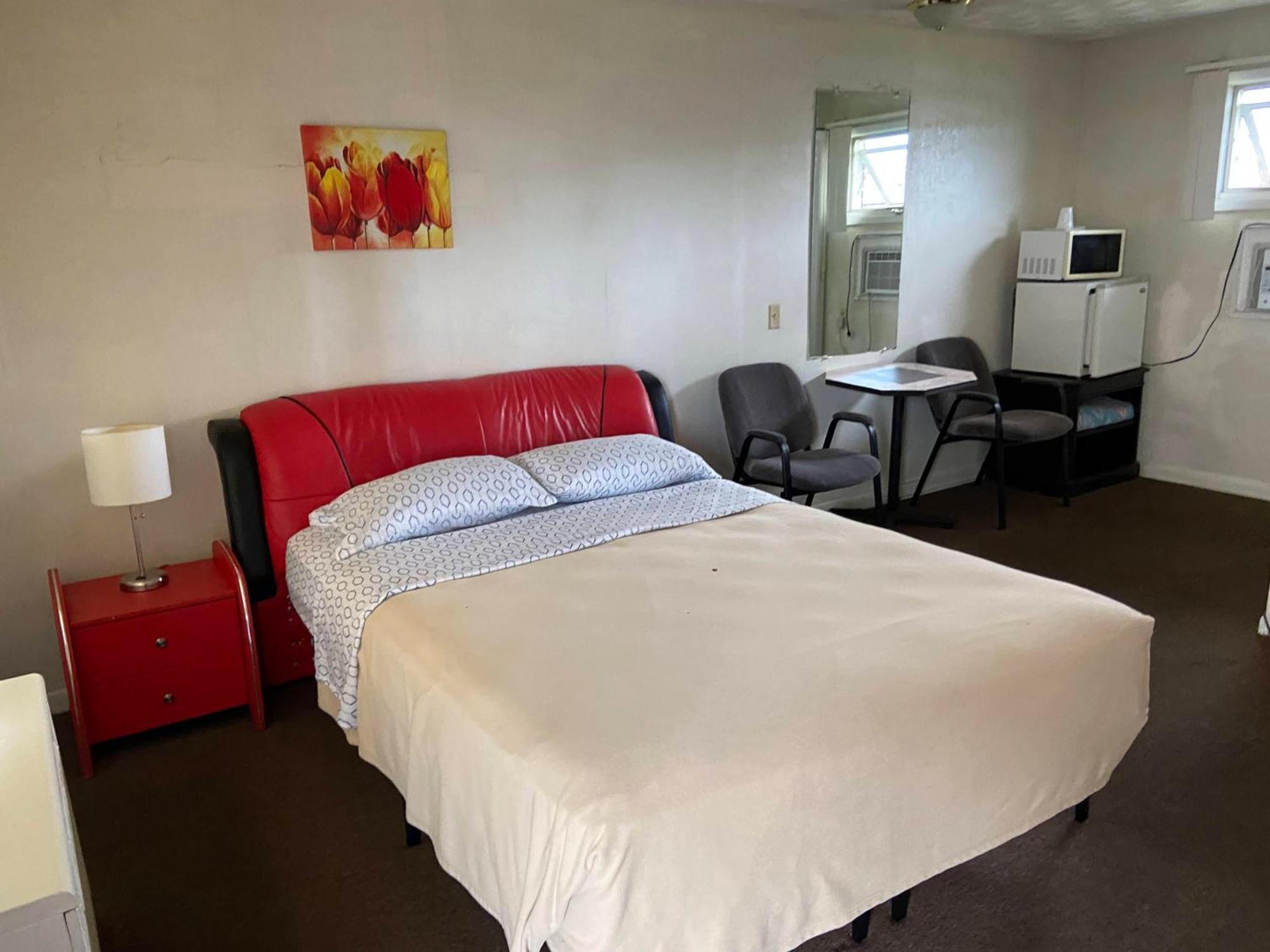 Standard Queen Room One Queen Bed Non-Smoking