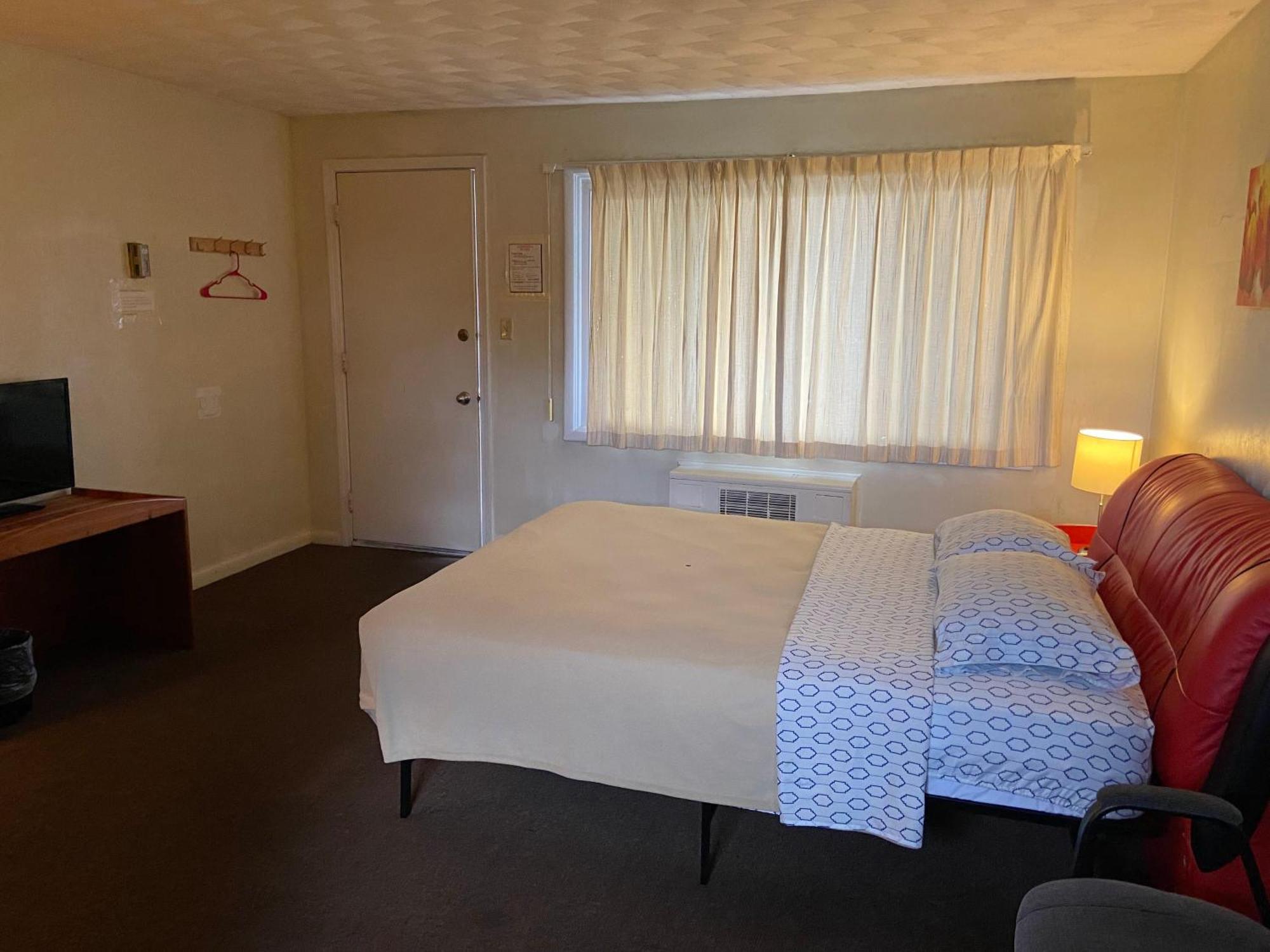 Standard Queen Room One Queen Bed Non-Smoking