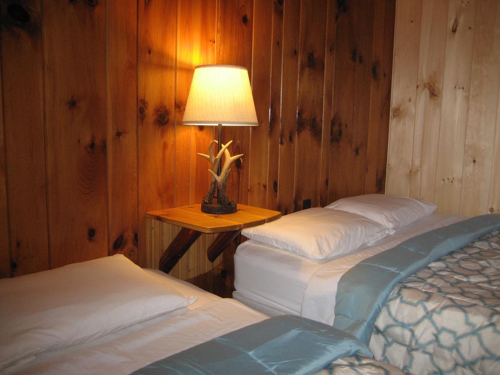 Queen Room One Queen Bed Lake View