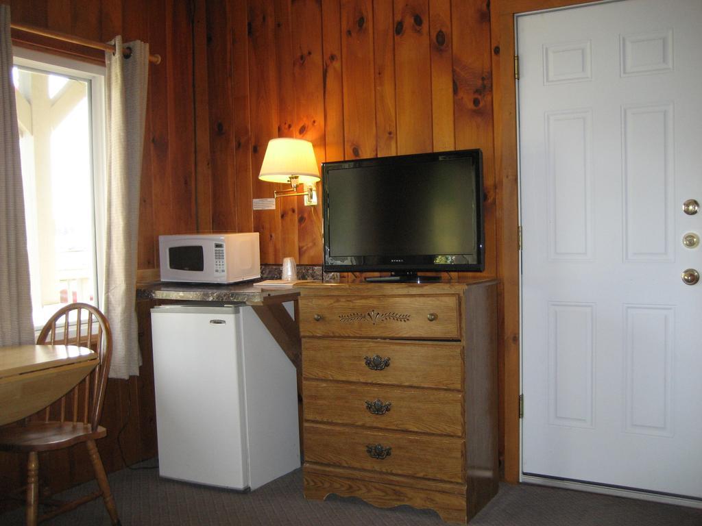 Queen Room Two Queen Beds Lake View