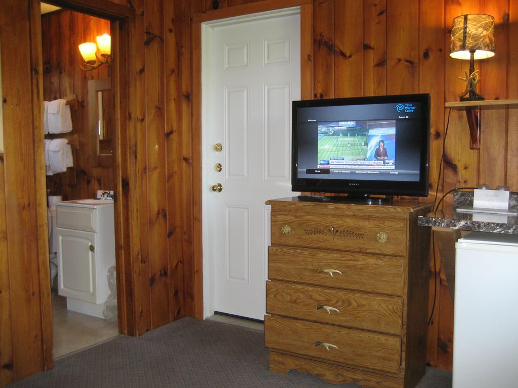 Queen Room One Queen Bed Lake View