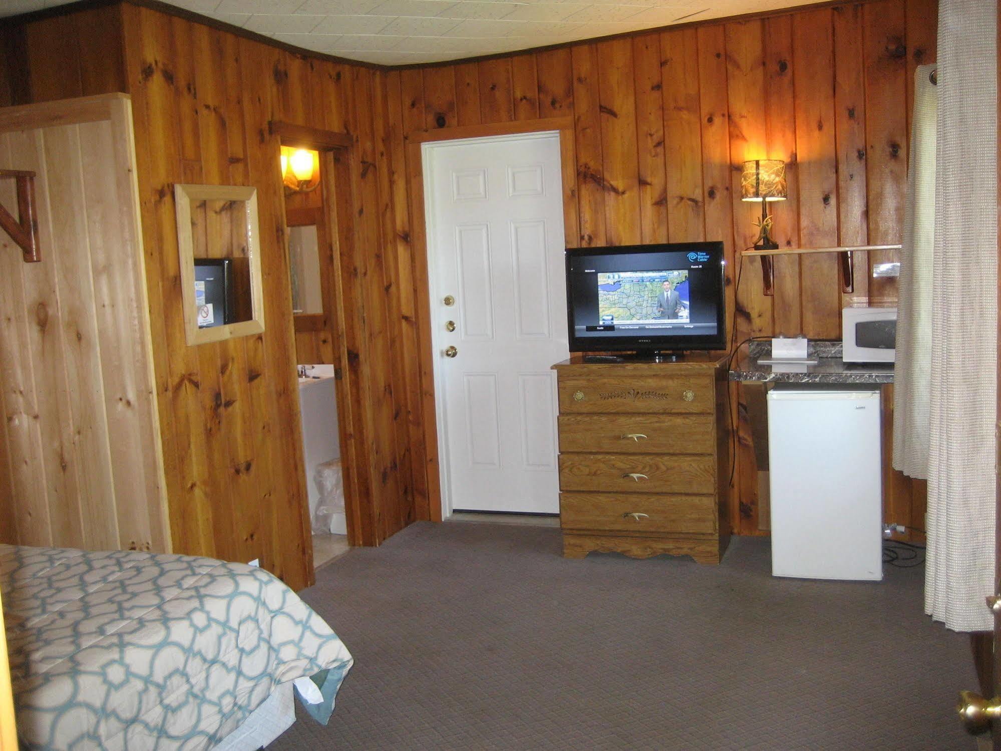 Queen Room Two Queen Beds Lake View