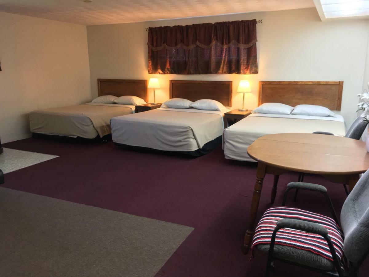Family Room Three Queen Beds Non-Smoking