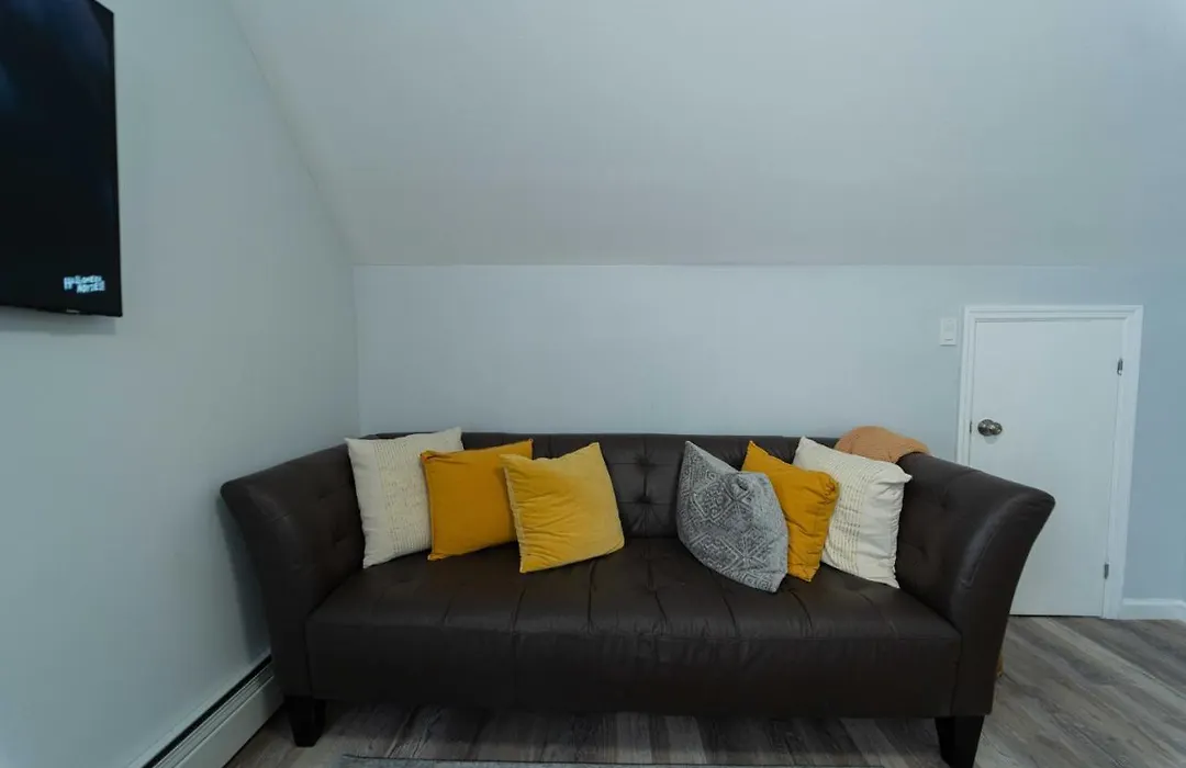 Newly 5 Star 3 Beds 1 Bath Ideal Short Term Rental-1