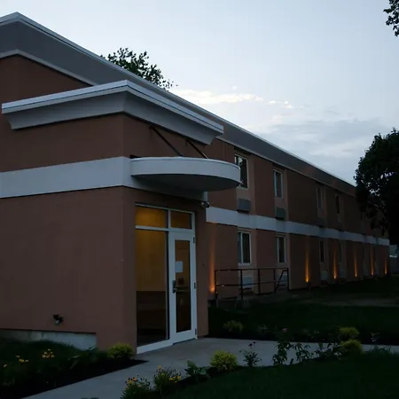 Aashram Hotel By Niagara River-3