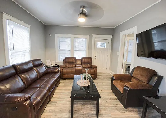 Privates The Lasalle- With Private Yard & Parking, Minutes From Falls & Casino By Niagara Hospitality Niagarafälle