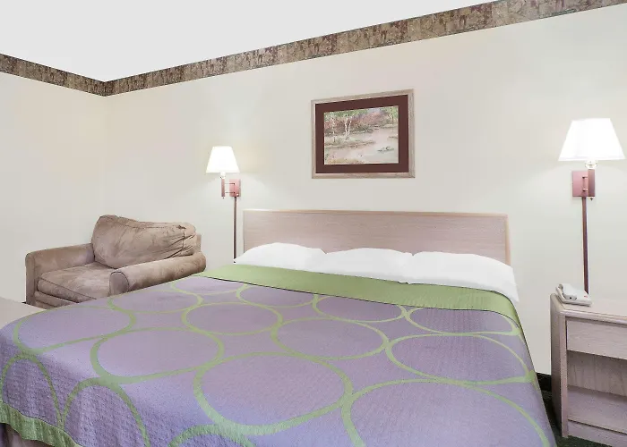 Super 8 By Wyndham Monticello Hotel