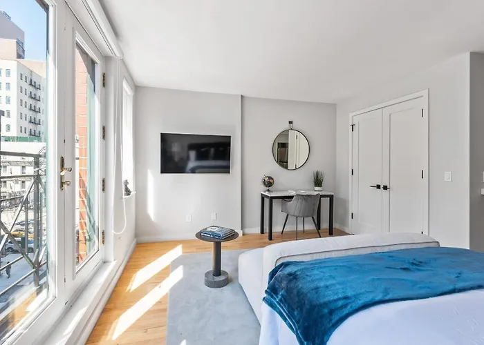 Modern Studio With Charming Juliet Balcony Villa Nueva York