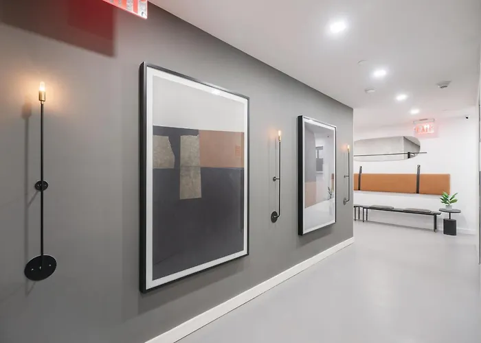 Maison Bella - Modern Studio w Charming Juliet Balcony Villa New York
