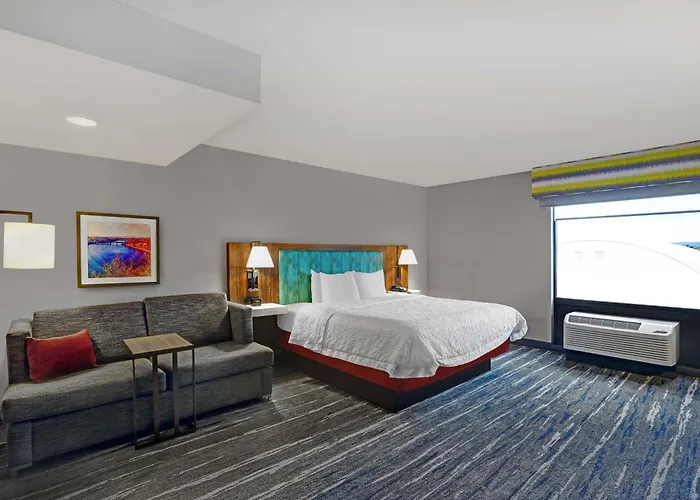 Utica hotels near Utica Zoo