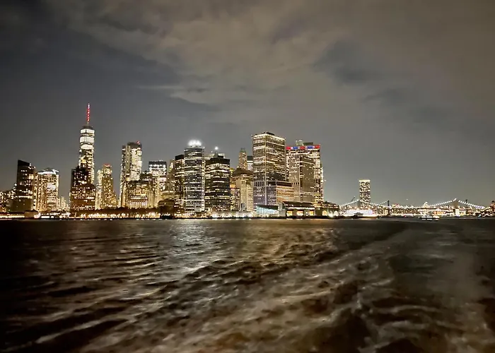 New York City Private Bedroom Near The Free Ferry Boat!