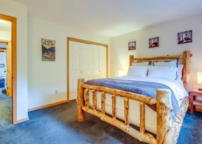 Lake Placid Condo W/ Patio - Walk To Beach!
