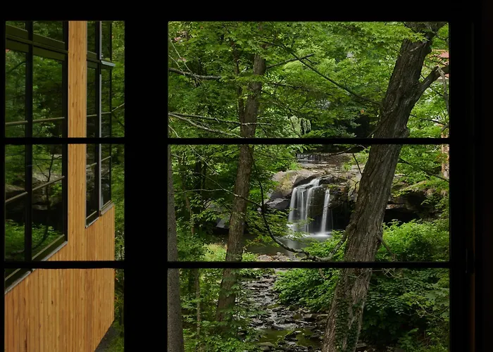 Woodstock hotels near Hurley Ridge Market