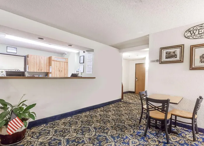 Super 8 By Wyndham Norwich Hotel