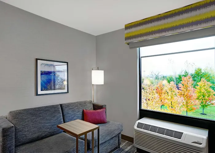 Utica hotels near Utica Zoo